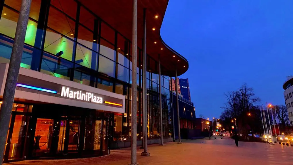 Entree van MartiniPlaza in de avond